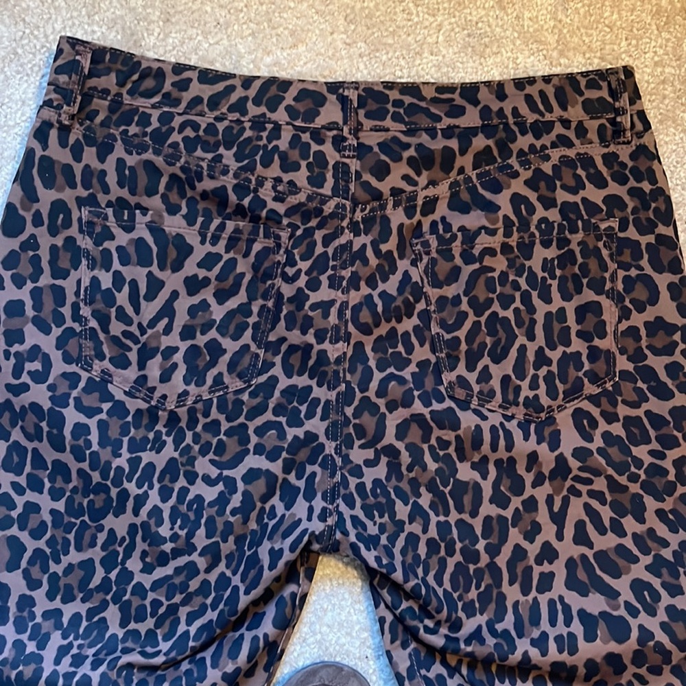 9 West high rise leopard print l🐆 stretch jeans with tapered legs, size 10 - Picture 5 of 6